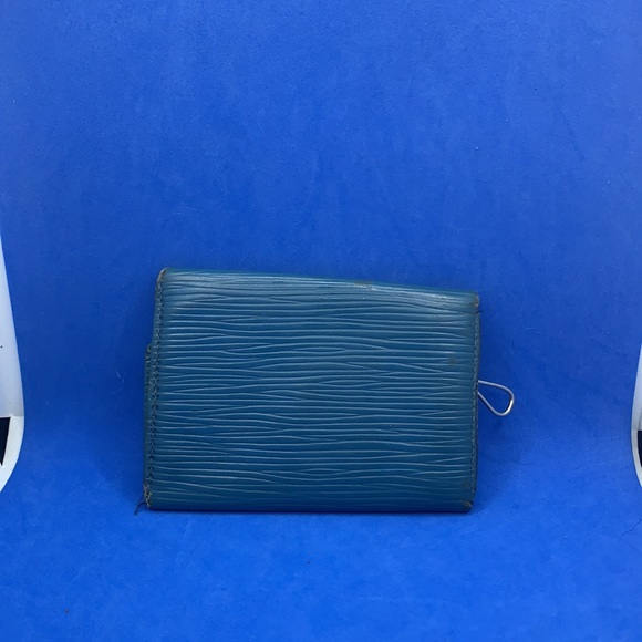 Louis Vuitton Epi leather blue keychain 
Blue 6 key holder with snap closure - Picture 2 of 9